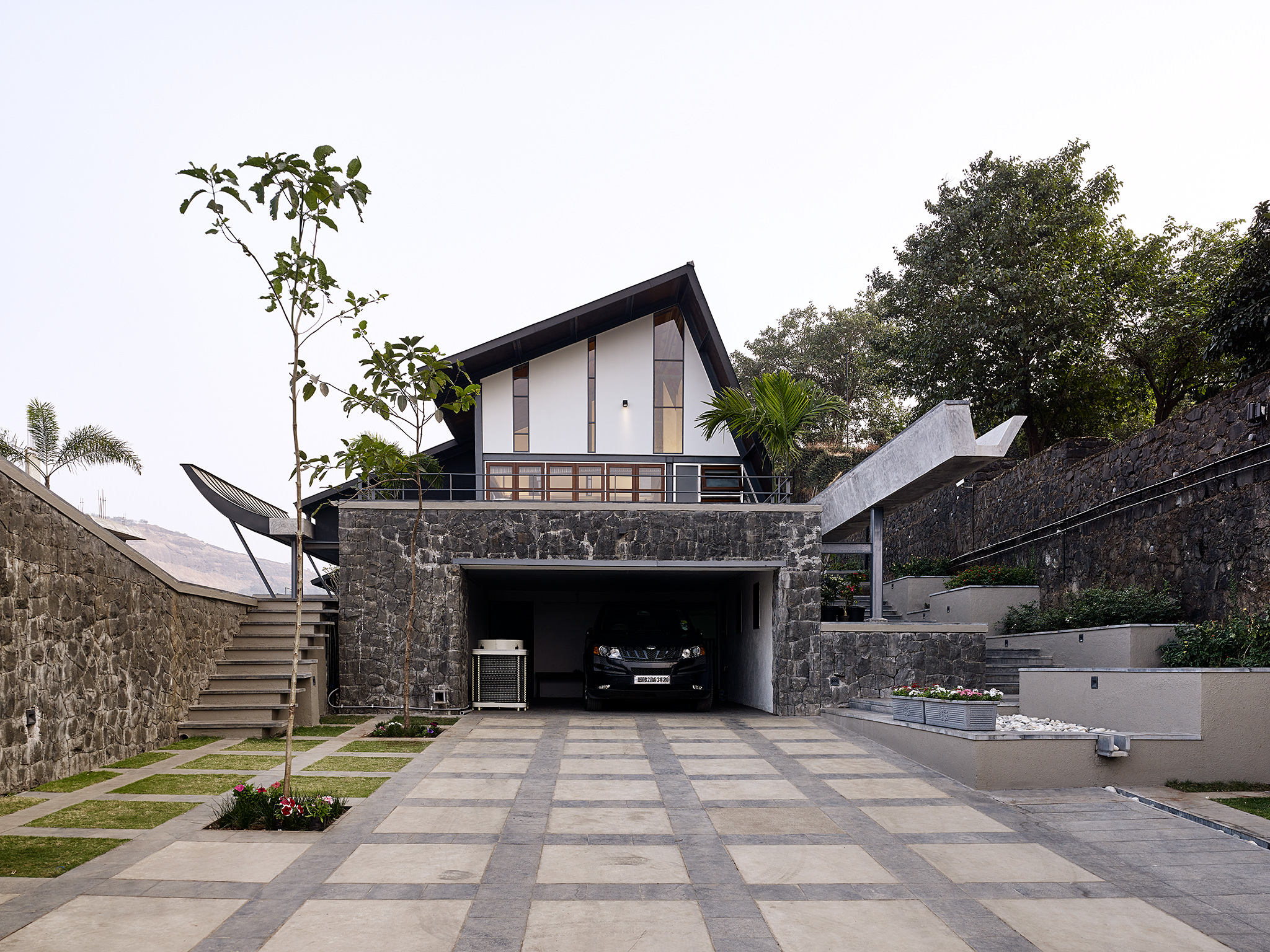 Opolis Architects, roof-house in Khandala